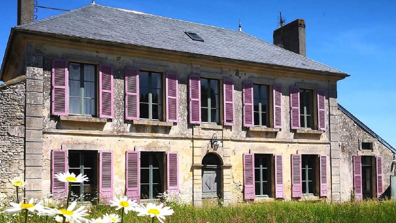 Grande maison au volet violet